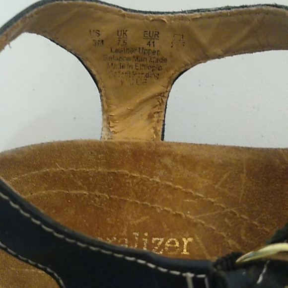 NATURALIZER GENUINE LEATHER STRAPPY BUCKLE COMFORT SANDALS WITH GOLD - Picture 5 of 9